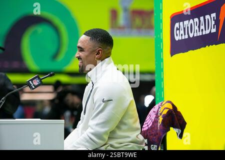 New Orleans, Louisiana, USA. Februar 2025. Philadelphia Eagles Quarterback Jalen Hurts spricht während der Eröffnungsnacht im Caesars Superdome vor dem NFL Super Bowl LIX mit den Medien Stockfoto