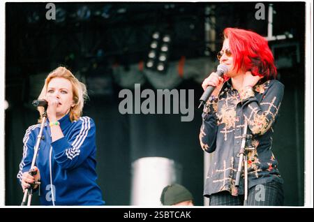 ALISHA's ATTIC, KONZERT, 1997: Karen (blond) und Shelly Poole von der Popband Alisha's Attic spielen am 14. Juni 1997 in Cardiff, Wales, Großbritannien. Foto: Rob Watkins. INFO: Alisha’s Attic war ein britisches Pop-Duo, das in den 1990er Jahren von den Schwestern Karen und Shellie Poole gegründet wurde Bekannt für ihre schrulligen, introspektiven Texte und einladenden Melodien, Hits wie I am, hat I Feel ihnen eine hingebungsvolle Fangemeinde eingebracht. Stockfoto