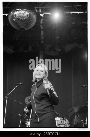ALISHA's ATTIC, KONZERT, 1997: Karen Poole von der Popband Alisha's Attic spielt am 14. Juni 1997 in Cardiff, Wales, Großbritannien. Foto: Rob Watkins. INFO: Alisha’s Attic war ein britisches Pop-Duo, das in den 1990er Jahren von den Schwestern Karen und Shellie Poole gegründet wurde Bekannt für ihre schrulligen, introspektiven Texte und einladenden Melodien, Hits wie I am, hat I Feel ihnen eine hingebungsvolle Fangemeinde eingebracht. Stockfoto
