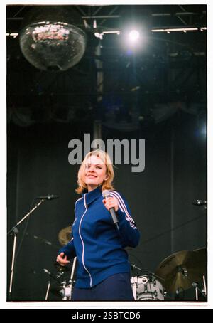 ALISHA's ATTIC, KONZERT, 1997: Karen Poole von der Popband Alisha's Attic spielt am 14. Juni 1997 in Cardiff, Wales, Großbritannien. Foto: Rob Watkins. INFO: Alisha’s Attic war ein britisches Pop-Duo, das in den 1990er Jahren von den Schwestern Karen und Shellie Poole gegründet wurde Bekannt für ihre schrulligen, introspektiven Texte und einladenden Melodien, Hits wie I am, hat I Feel ihnen eine hingebungsvolle Fangemeinde eingebracht. Stockfoto
