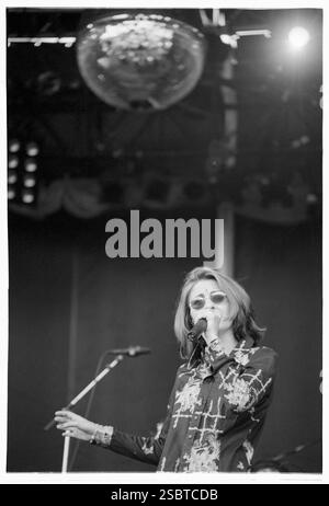 ALISHA's ATTIC, KONZERT, 1997: Shelly Poole von der Popband Alisha's Attic spielt am 14. Juni 1997 in Cardiff, Wales, Großbritannien. Foto: Rob Watkins. INFO: Alisha’s Attic war ein britisches Pop-Duo, das in den 1990er Jahren von den Schwestern Karen und Shellie Poole gegründet wurde Bekannt für ihre schrulligen, introspektiven Texte und einladenden Melodien, Hits wie I am, hat I Feel ihnen eine hingebungsvolle Fangemeinde eingebracht. Stockfoto
