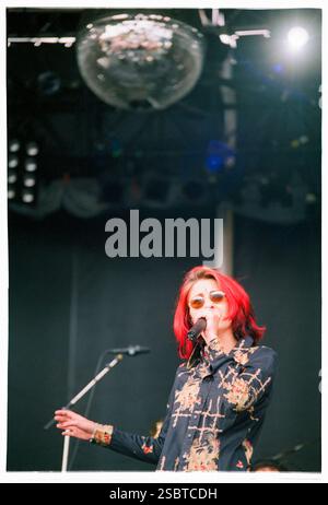 ALISHA's ATTIC, KONZERT, 1997: Shelly Poole von der Popband Alisha's Attic spielt am 14. Juni 1997 in Cardiff, Wales, Großbritannien. Foto: Rob Watkins. INFO: Alisha’s Attic war ein britisches Pop-Duo, das in den 1990er Jahren von den Schwestern Karen und Shellie Poole gegründet wurde Bekannt für ihre schrulligen, introspektiven Texte und einladenden Melodien, Hits wie I am, hat I Feel ihnen eine hingebungsvolle Fangemeinde eingebracht. Stockfoto