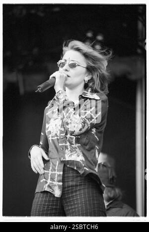 ALISHA's ATTIC, KONZERT, 1997: Shelly Poole von der Popband Alisha's Attic spielt am 14. Juni 1997 in Cardiff, Wales, Großbritannien. Foto: Rob Watkins. INFO: Alisha’s Attic war ein britisches Pop-Duo, das in den 1990er Jahren von den Schwestern Karen und Shellie Poole gegründet wurde Bekannt für ihre schrulligen, introspektiven Texte und einladenden Melodien, Hits wie I am, hat I Feel ihnen eine hingebungsvolle Fangemeinde eingebracht. Stockfoto