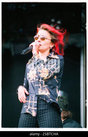ALISHA's ATTIC, KONZERT, 1997: Shelly Poole von der Popband Alisha's Attic spielt am 14. Juni 1997 in Cardiff, Wales, Großbritannien. Foto: Rob Watkins. INFO: Alisha’s Attic war ein britisches Pop-Duo, das in den 1990er Jahren von den Schwestern Karen und Shellie Poole gegründet wurde Bekannt für ihre schrulligen, introspektiven Texte und einladenden Melodien, Hits wie I am, hat I Feel ihnen eine hingebungsvolle Fangemeinde eingebracht. Stockfoto