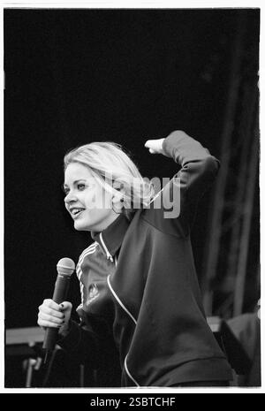 ALISHA's ATTIC, KONZERT, 1997: Karen Poole von der Popband Alisha's Attic spielt am 14. Juni 1997 in Cardiff, Wales, Großbritannien. Foto: Rob Watkins. INFO: Alisha’s Attic war ein britisches Pop-Duo, das in den 1990er Jahren von den Schwestern Karen und Shellie Poole gegründet wurde Bekannt für ihre schrulligen, introspektiven Texte und einladenden Melodien, Hits wie I am, hat I Feel ihnen eine hingebungsvolle Fangemeinde eingebracht. Stockfoto
