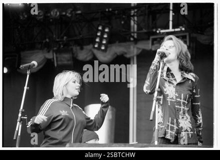 ALISHA's ATTIC, KONZERT, 1997: Karen (blond) und Shelly Poole von der Popband Alisha's Attic spielen am 14. Juni 1997 in Cardiff, Wales, Großbritannien. Foto: Rob Watkins. INFO: Alisha’s Attic war ein britisches Pop-Duo, das in den 1990er Jahren von den Schwestern Karen und Shellie Poole gegründet wurde Bekannt für ihre schrulligen, introspektiven Texte und einladenden Melodien, Hits wie I am, hat I Feel ihnen eine hingebungsvolle Fangemeinde eingebracht. Stockfoto