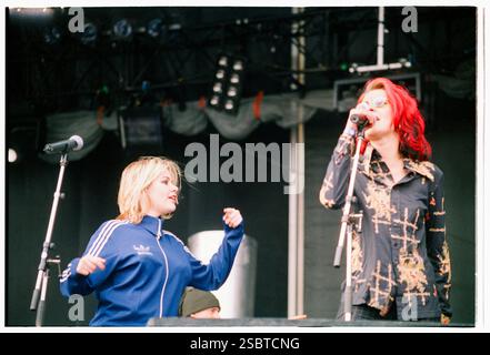ALISHA's ATTIC, KONZERT, 1997: Karen (blond) und Shelly Poole von der Popband Alisha's Attic spielen am 14. Juni 1997 in Cardiff, Wales, Großbritannien. Foto: Rob Watkins. INFO: Alisha’s Attic war ein britisches Pop-Duo, das in den 1990er Jahren von den Schwestern Karen und Shellie Poole gegründet wurde Bekannt für ihre schrulligen, introspektiven Texte und einladenden Melodien, Hits wie I am, hat I Feel ihnen eine hingebungsvolle Fangemeinde eingebracht. Stockfoto