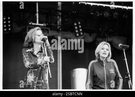 ALISHA's ATTIC, KONZERT, 1997: Karen (blond) und Shelly Poole von der Popband Alisha's Attic spielen am 14. Juni 1997 in Cardiff, Wales, Großbritannien. Foto: Rob Watkins. INFO: Alisha’s Attic war ein britisches Pop-Duo, das in den 1990er Jahren von den Schwestern Karen und Shellie Poole gegründet wurde Bekannt für ihre schrulligen, introspektiven Texte und einladenden Melodien, Hits wie I am, hat I Feel ihnen eine hingebungsvolle Fangemeinde eingebracht. Stockfoto