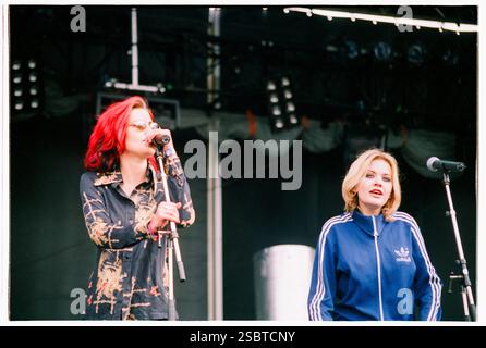 ALISHA's ATTIC, KONZERT, 1997: Karen (blond) und Shelly Poole von der Popband Alisha's Attic spielen am 14. Juni 1997 in Cardiff, Wales, Großbritannien. Foto: Rob Watkins. INFO: Alisha’s Attic war ein britisches Pop-Duo, das in den 1990er Jahren von den Schwestern Karen und Shellie Poole gegründet wurde Bekannt für ihre schrulligen, introspektiven Texte und einladenden Melodien, Hits wie I am, hat I Feel ihnen eine hingebungsvolle Fangemeinde eingebracht. Stockfoto