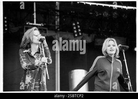 ALISHA's ATTIC, KONZERT, 1997: Karen (blond) und Shelly Poole von der Popband Alisha's Attic spielen am 14. Juni 1997 in Cardiff, Wales, Großbritannien. Foto: Rob Watkins. INFO: Alisha’s Attic war ein britisches Pop-Duo, das in den 1990er Jahren von den Schwestern Karen und Shellie Poole gegründet wurde Bekannt für ihre schrulligen, introspektiven Texte und einladenden Melodien, Hits wie I am, hat I Feel ihnen eine hingebungsvolle Fangemeinde eingebracht. Stockfoto