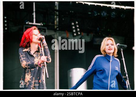 ALISHA's ATTIC, KONZERT, 1997: Karen (blond) und Shelly Poole von der Popband Alisha's Attic spielen am 14. Juni 1997 in Cardiff, Wales, Großbritannien. Foto: Rob Watkins. INFO: Alisha’s Attic war ein britisches Pop-Duo, das in den 1990er Jahren von den Schwestern Karen und Shellie Poole gegründet wurde Bekannt für ihre schrulligen, introspektiven Texte und einladenden Melodien, Hits wie I am, hat I Feel ihnen eine hingebungsvolle Fangemeinde eingebracht. Stockfoto