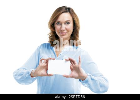Freundliche lächelnde Brünette Geschäftsfrau isoliert auf weißem Hintergrund Stockfoto