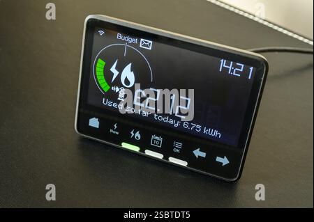 Intelligenter Zähler für Haushalte zeigt das wöchentliche Budget für Gas und Strom sowie den täglichen Verbrauch an. Strom aus Solarpaneelen wird derzeit ins Netz exportiert. UK. Stockfoto