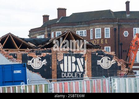 Der Abriss von JB's Live-Musik-Veranstaltungsort und Nachtclub. Bauleute zerstören den Veranstaltungsort Dudley in Castle Hill, Dudley, West Midlands, England, Großbritannien Stockfoto