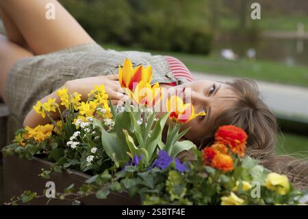 Wunderschönes Frühlingsporträt mit Tulpen des blonden Mädchens Stockfoto