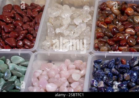 Farbenfrohe Halbedelsteine. Verschiedene Formen von Steinkieseln. Halbedelsteine Kollektion. Verschiedene Arten von Steinen in verschiedenen Farben. Stockfoto