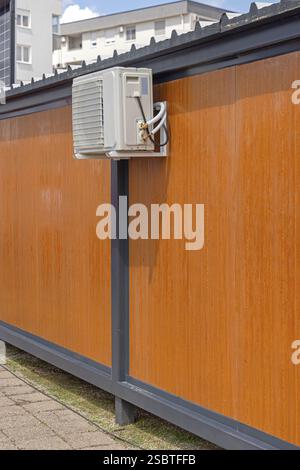 Klimaanlagen-Mini-Split-System, externe Einheit, montiert im Barackengebäude Stockfoto