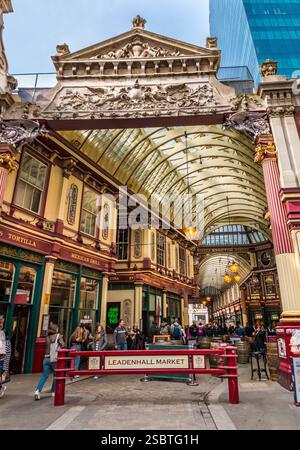 Der östliche Eingang des berühmten Leadenhall Market, ein überdachter Markt in London, England. Er ist einer der ältesten Märkte in London. Stockfoto