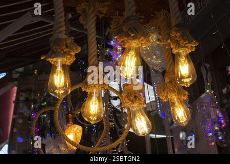 Elektrische Energie der Glühlampe. Vintage-Glühbirne Nahaufnahme. Nahaufnahme einer Vintage-Glühlampe Stockfoto