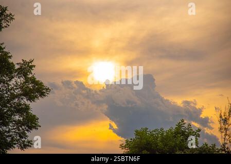Wolken im Kontrast zur Sonne am Ende des Tages... Stockfoto