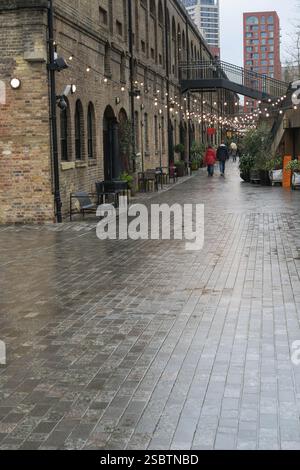 Am frühen Morgen im Coal Drop's Yard, King's Cross London an einem kalten, nassen Tag im Januar Stockfoto