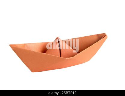 Rotes Papierboot auf einem weißen, isolierten Hintergrund Stockfoto