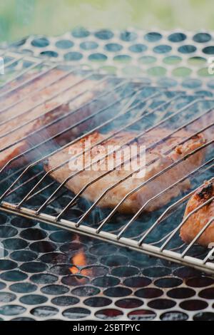 Lachs auf Holzkohlegrill grillen Stockfoto