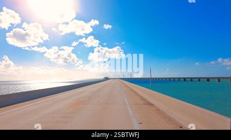 POV-Fahrt auf der Seven Miles Bridge an den Florida Keys Stockfoto