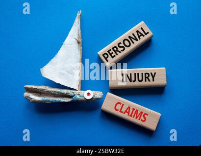 Symbol für Personenschäden. Konzeptworte Personenschäden an Holzklötzen. Schöner blauer Hintergrund mit Boot. Geschäftskonzept und Person Stockfoto
