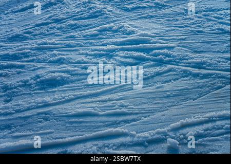 Linien im Schnee, die durch Skifahren, Snowboarden, Schneewittchen entstanden sind Stockfoto
