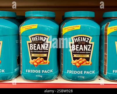 Heinz Bohnen, Supermarktregel, Supermarkt, Ladenregal, Heinz Bohnen Supermarkt, Bohnen Supermarkt, Heinz Kühlschrank Pack, Heinz Supermarkt Stockfoto