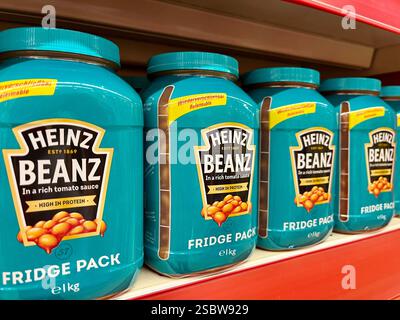 Heinz Bohnen, Supermarktregel, Supermarkt, Ladenregal, Heinz Bohnen Supermarkt, Bohnen Supermarkt, Heinz Kühlschrank Pack, Heinz Supermarkt Stockfoto