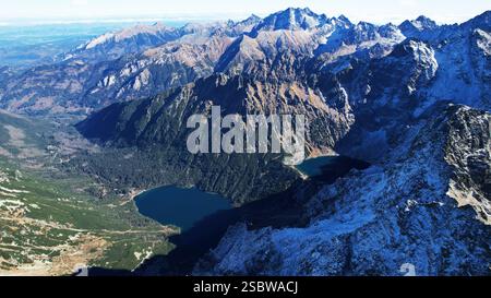 Majestätische Bergkette mit tiefblauen Seen Stockfoto