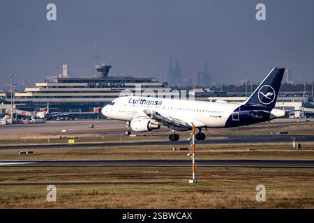 Lufthansa Airbus landet am Flughafen Köln-Bonn, CGN, Nordrhein-Westfalen Stockfoto