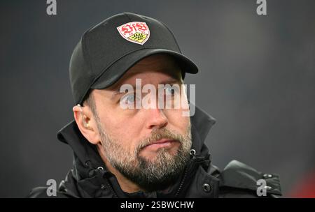 vor Spielbeginn: Trainer Sebastian Hoeness VfB Stuttgart Porträt VfB Stuttgart vs. FC Augsburg, Fussball, DFB-Pokal Viertelfinale, Saison 2024/2025, 04.02.2025 Foto: Eibner-Pressefoto/Michael Weber Stockfoto