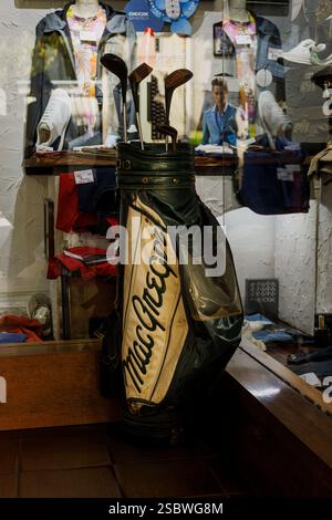 Triest, Italien - 31. August 2024: Eine Golftasche von MacGregor, die in einem speziellen Golfgeschäft ausgestellt wird, gefüllt mit einer Reihe erstklassiger Golfschläger. Die Tasche verfügt über m Stockfoto
