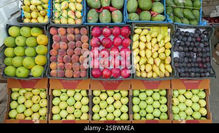 Das Schaufenster mit einer Auswahl an frischem Obst am Straßenstand des Lebensmittelgeschäfts. Stockfoto