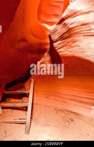 Eine hölzerne Leiter lehnt sich an eine Wand in einer Höhle. Die Leiter ist alt und hat ein paar Kratzer. Er lehnt sich schräg an die Wand, Maki Stockfoto