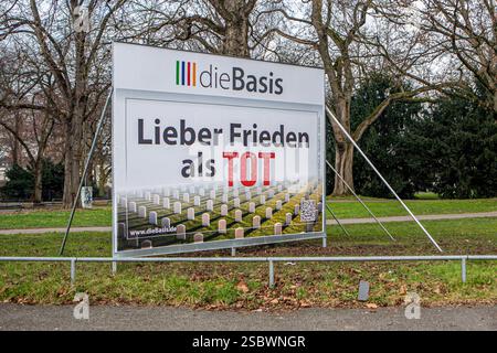 Wahlplakate zur Bundestagswahl am 23. Februar 2025 sind in Köln NRW zu sehen. Die Basis lieber Freiden als tot Wahlplakat *** Wahlplakate zur Bundestagswahl am 23. Februar 2025 sind in Köln NRW zu sehen die Basis lieber Freiden als tot Wahlplakat Stockfoto