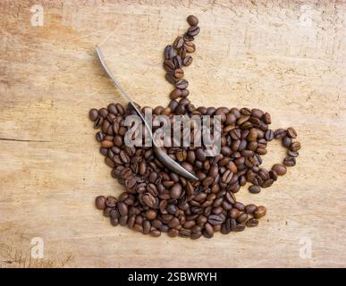Bild einer Tasse Kaffee aus Bohnen auf dem Brett Stockfoto