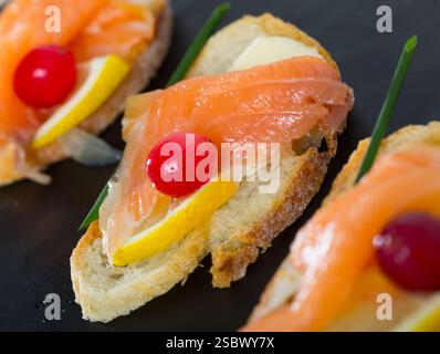 Tapas mit Lachs, Zitrone, Cranberry Stockfoto