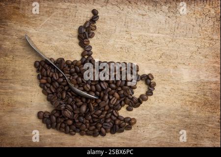 Bild einer Tasse Kaffee aus Bohnen auf dem Brett Stockfoto