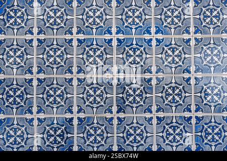 Verzierte blaue und weiße Keramikfliesen im klassischen portugiesischen Design. Stockfoto
