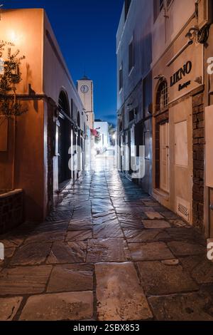 Beleuchtete Gasse mit geschlossenen Bars und Geschäften in der Altstadt von Oia bei Nacht, Santorin, Kykladen, Griechenland Stockfoto