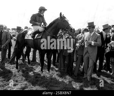 Aktenfoto vom 06/81 von Shergar während des Vorspiels von Besitzer Aga Khan (Top-Hut) mit Jockey Walter Swinburn, nachdem er den Derby Stakes Classic bei Epsom gewonnen hatte. Der Aga Khan, der spirituelle Führer der 15 Millionen Ismaili-Muslime der Welt, ist im Alter von 88 Jahren gestorben. Ausgabedatum: Dienstag, 4. Februar 2025. Stockfoto