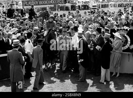 Aktenfoto vom 06/81 des Aga Khan führt sein Pferd Shergar in das entsattelte Gehege bei Epsom. Der Favorit, geritten vom 19-jährigen Walter Swinburn in seinem ersten Derby, nahm den Klassiker um zehn Längen. Der Aga Khan, der spirituelle Führer der 15 Millionen Ismaili-Muslime der Welt, ist im Alter von 88 Jahren gestorben. Ausgabedatum: Dienstag, 4. Februar 2025. Stockfoto