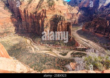 Canyon mit einem Fluss, der durch ihn fließt. Der Canyon ist von Bergen umgeben. Der Fluss ist braun und hat einen felsigen Boden Stockfoto