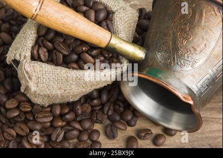 Kaffeebohnen aus der Tasche verschüttet Stockfoto
