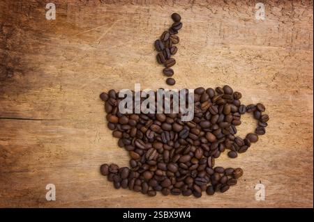 Bild einer Tasse Kaffee aus Bohnen auf dem Brett Stockfoto