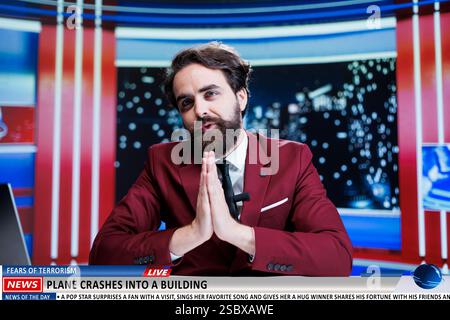 Reporter präsentiert Flugzeugabsturz-Details, die Bevölkerung wird verrückt wegen Terrorangst. Nachrichtenjournalist moderiert Nachtgespräch-Show, um über die neuesten wahnsinnigen Ereignisse zu diskutieren, Flugzeugkatastrophe. Stockfoto
